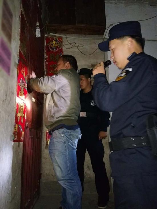 铁岭粗心妈妈误将幼女锁家中 